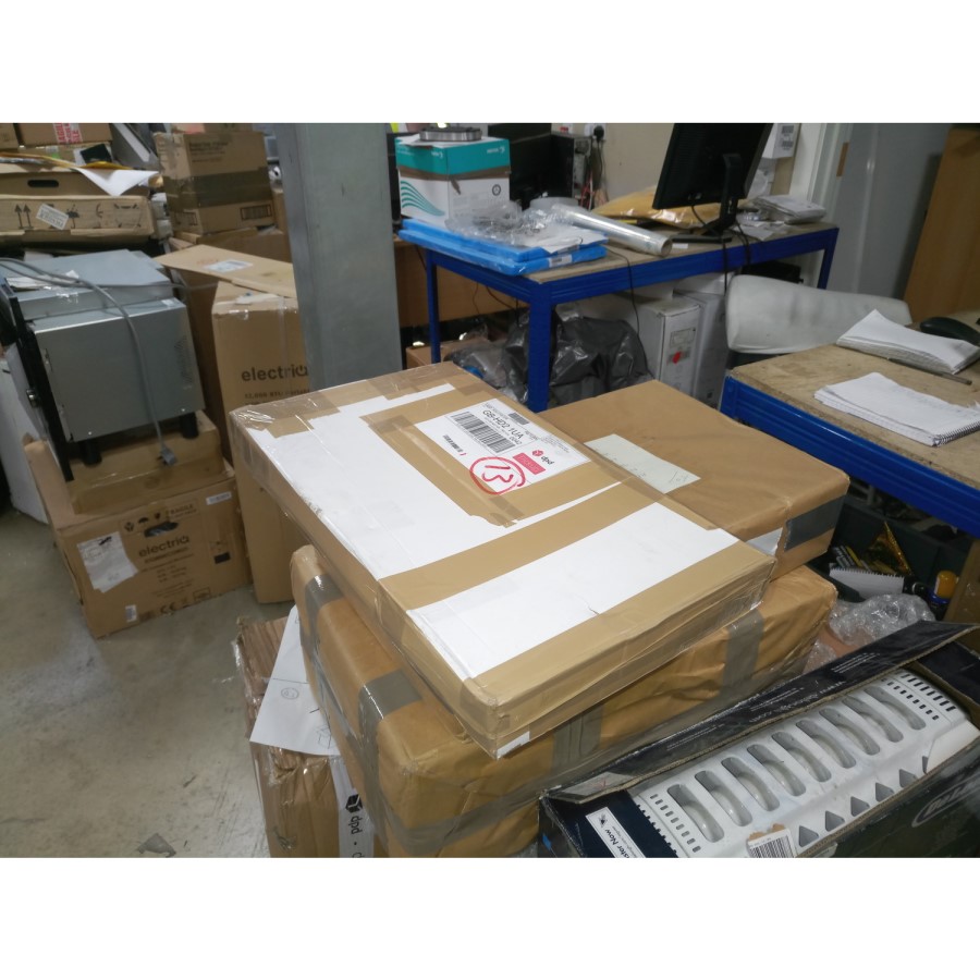 GRADE A2 - Reginox Chrome & Black Kitchen Pull Out Spray Tap