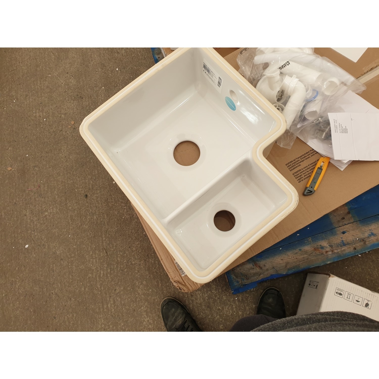 GRADE A2 Reginox Tuscany 1.5 Bowl Ceramic White Undermount Kitchen