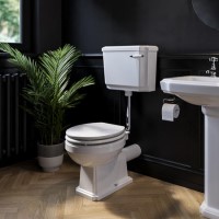 ONLY OPENED - Close Coupled Traditional Low Level Toilet with Wooden Soft Close Seat - Park Royal ONLY OPENED - Close Coupled Traditional Low Level Toilet with Wooden Soft Close Seat - Park Royal
