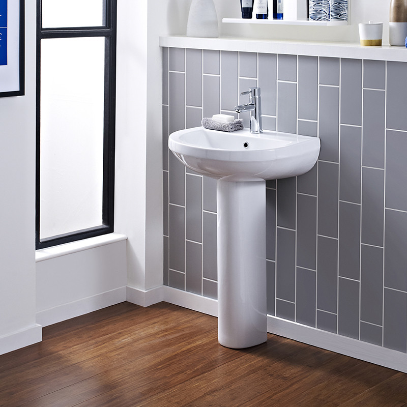 Aquafloe 6mm 760 Bi Fold Shower Door Tray With Albury Suite
